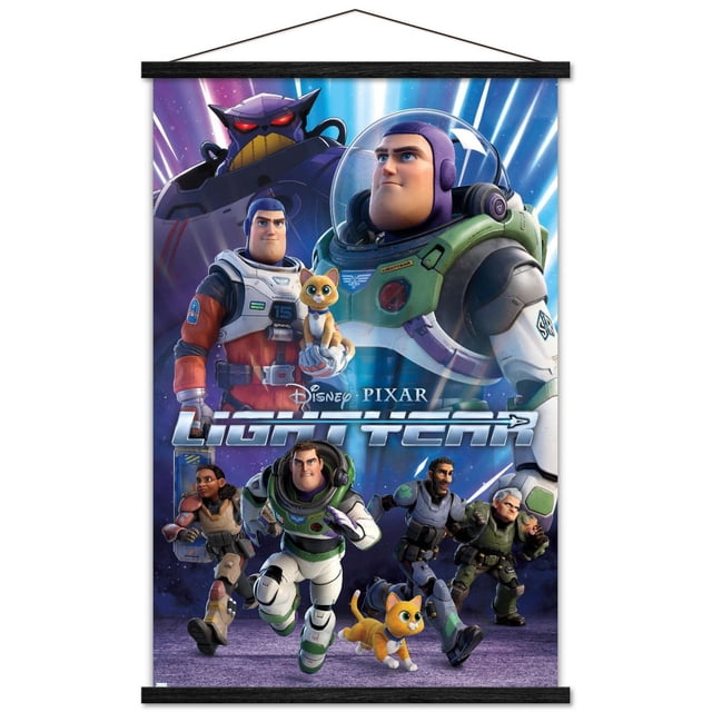 Disney Pixar Lightyear - Affiche Murale de Groupe avec Cadre Magnétique, 22,375 Pouces x 34 Pouces Mettant en Vedette Buzz Lightyear dans Sa Combinaison Spatiale Verte et Blanche avec Casque Transparent, un Petit Chat orange et d'Autres Personnages à Thème Spatial en poses d'Action sur un Fond Cosmique avec des Stries de Lumière Bleues et Violettes, Convient à la Déco Maison Ou à la Décoration de Fête à Thème.