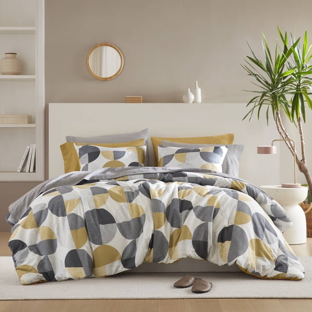 Regency Heights Ensemble de Douillette Pleine Grandeur, Ensemble de Lit 9 Pcs Pleine Grandeur, avec un Imprimé Géométrique Rond Jaune. Comprend une Douillette, un Drap-Housse avec Poches Latérales, un Drap Plat, Deux Taies d'Oreiller et un Cache-Oreiller. Fabriqué en Microfibre Douce, Certifié Oeko-Tex, et Lavable à la machine. Idéal pour la Literie des Enfants Ou la Déco de Chambre Moderne, Présenté dans une Pièce Neutre avec une Plante en Pot et des accents Douillets.