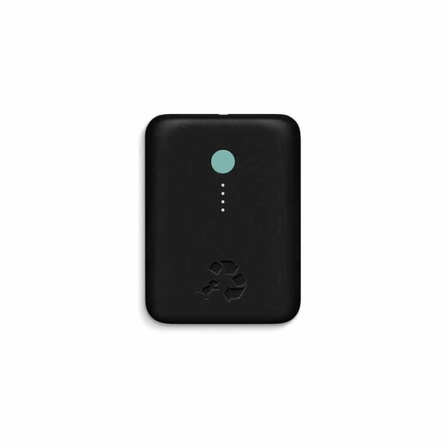 Nimble Champ Lite Batterie Portable 5200 mAh 15 W Noire avec un design Rectangulaire compact Noir Mat, Bords Arrondis, Bouton d'Alimentation Circulaire Sarcelle, Quatre Indicateurs de charge LED Blancs et Symbole de Recyclage Embossé, avec charge USB-C Rapide et construction en Plastique Recyclé Écologique, Idéale pour Charger Plusieurs Appareils en Déplacement.