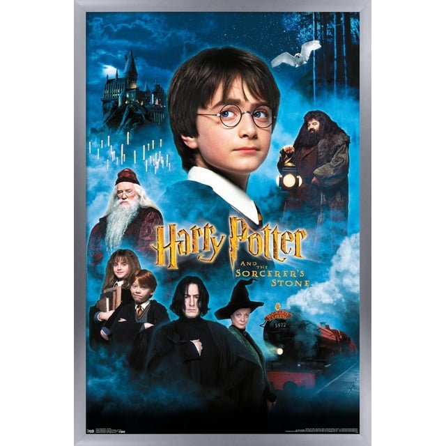 Harry Potter and the Sorcerer's Stone - Candles Affiche Murale d'Une Feuille, 22,375 Po x 34 Po Présentant un collage avant de Personnages Principaux, le Château de Poudlard Illuminé en Arrière-Plan, des Bougies Flottantes, un Hibou Blanc en Vol et le train Express de Poudlard Roulant sur un Ciel Nocturne Bleu Brumeux, Convient à la Déco Maison à Thème Ou à l'Art de Dortoir.