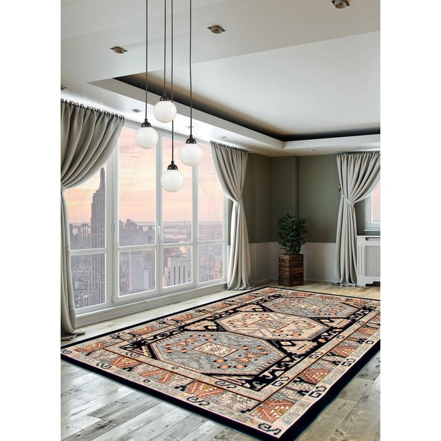 ECARPET Qashqai Tapis Bleu Présentant des Motifs Tribaux Persans en Bleu, beige, Noir et Rouille sur un Plancher en Bois dans une Pièce Lumineuse avec de Grandes Fenêtres Vue sur la Ville, des Rideaux Neutres et des Suspensions Modernes. Idéal pour Ajouter du Charme et du Raffinement aux Espaces de Vie Intérieurs.