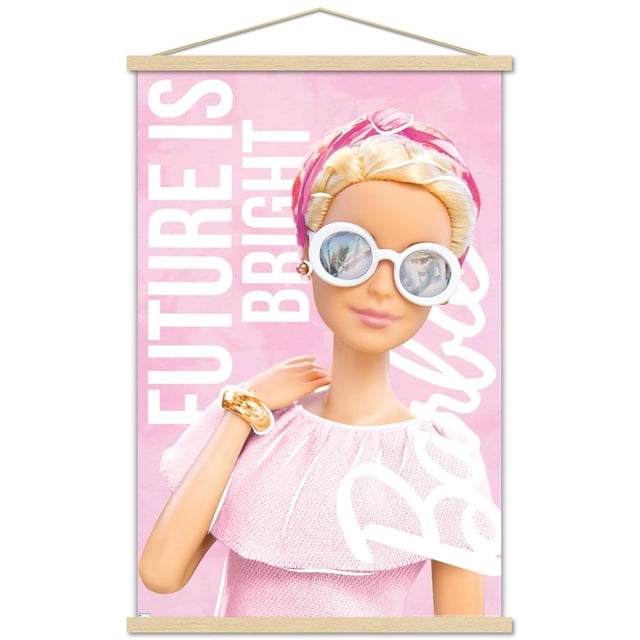 Mattel Barbie - Affiche Murale « Future is Bright » Mettant en Vedette une Poupée Barbie en Robe Texturée Rose avec Encolure à Volants, bracelet Doré et Foulard Rose, sur Fond Rose avec Texte Blanc « Future is Bright » et « Barbie ». Convient pour Décorer des Chambres, des Dortoirs Ou des Bureaux.