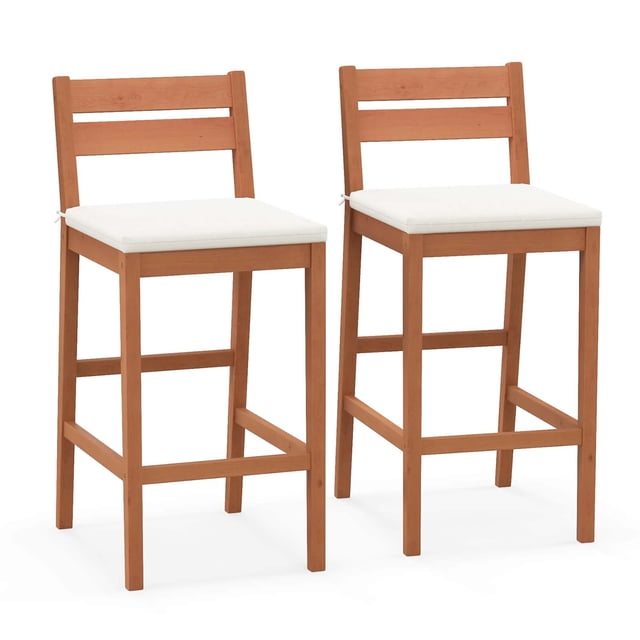 Costway Tabourets de Bar d'Extérieur en Bois, Ensemble de 2, avec Cadre en Bois d'Eucalyptus Naturel et Sièges Coussinés Blanc Cassé. Chaque Tabouret de Bar a un Dossier Courbé, une Conception Ergonomique Inclinée à 105°, et un Repose-Pieds pour un Confort Accru. Convient à une Utilisation Intérieure et Extérieure, Y Compris les patios, les Cours Arrière et les Zones au Bord de la Piscine. Dimensions : 24 Pouces de long, 18 Pouces de Large et 42,5 Pouces de Haut. Comprend Deux Tabourets de Bar, Deux Coussins de Siège et des instructions d'Assemblage