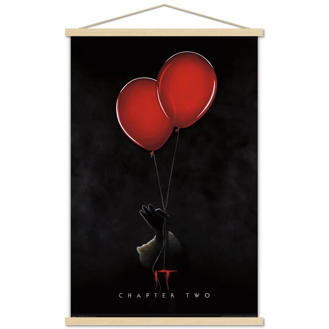 IT : Chapitre 2 - Affiche Murale Teaser One Sheet, 22,375 Pouces x 34 Pouces Mettant en Vedette un Ballon Rouge Centré, Ganté de Noir, Tenant à la Main Deux Ballons sur de Fines Cordes, sur Fond Sombre, avec Texte « IT Chapitre Deux » Ci-Dessous, Encadré d'Un Cintre en Bois Clair, Idéal pour la Déco Murale Moderne et Convenant aux Chambres, Bureaux Ou Dortoirs.