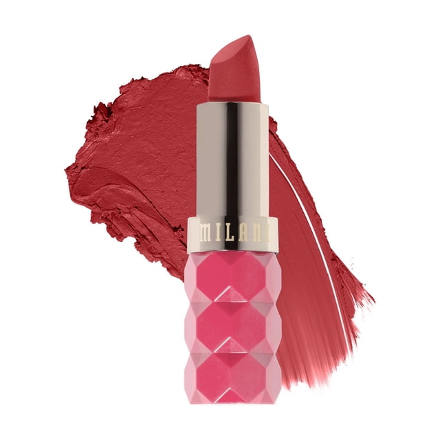 Milani Color Fetish Rouge à Lèvres Mat en tube Facetté rose avec Capuchon Métallique Doré, Montré avec un Nuancier de Rouge à Lèvres Mat rose Profond derrière, Présentant une Formule Crémeuse Riche en Pigments Enrichie d'Acide Hyaluronique pour Hydrater les Lèvres et une Finition Mate Veloutée.