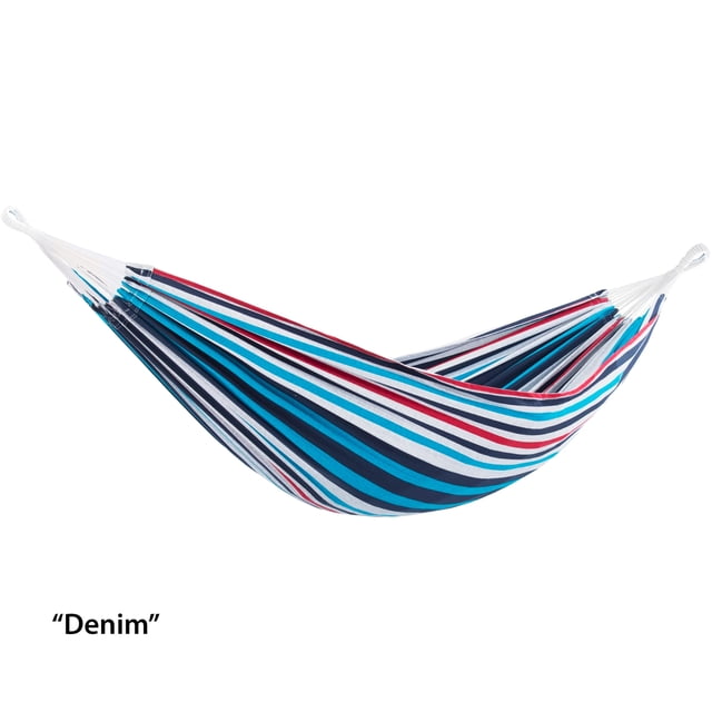 Vivere Hamac Double en Coton de Style Brésilien Couleur Denim, Doté d'Un Tissu en Coton Tissé Serré et durable avec des Rayures Bleues, Rouges et Blanches Vibrantes. Conçu pour un Confort et une Détente Ultimes, Ce Hamac Convient à l'Extérieur et s'Agence Bien avec des Sangles d'Arbre Écologiques Ou Ultra Légères. Idéal pour Se Détendre en Diagonale pour un Confort Maximal.