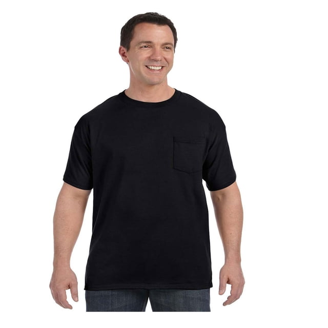 Hanes T-Shirt à Poche Authentique en Noir, Fabriqué à Partir de 6 Oz/yd2 Tissu jersey 100 % Coton. Comprend une Étiquette Amovible et une Poche Poitrine. le Chandail Est Affiché sur un Modèle Portant un Jean Bleu.