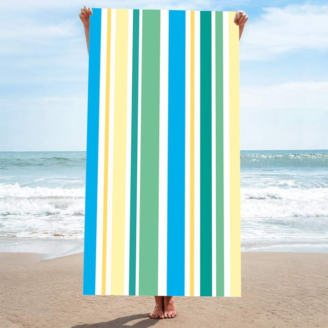 SuoKom Stripe Series Couverture de Plage Serviettes en Microfibre avec un Motif Rayé Multicolore Vif. Fabriquée en Microfibre de polyester Légère et à Séchage Rapide, Cette Serviette Mesure 75x150cm (29.55x59.05 Po) et Est Parfaite pour les Sorties à la Plage, les Fêtes à la Piscine Ou comme Serviette de Bain Pratique pour le Voyage. Exposée dans un Décor de Plage avec des Vagues Océaniques en Arrière-Plan.