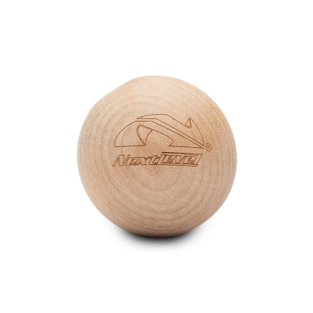 Next Level Balles de Manutention pour Bâton en Bois - Lot de 3 Montrant un Gros Plan d'Un Seul Ballon d'Entraînement en Bois de 2 Pouces de Diamètre avec le logo Next Level Gravé sur Sa surface en Bois Lisse et Légère, Conçu pour la Manutention de Bâton de hockey hors Glace pour Améliorer la Vitesse et l'Agilité, Convient Aussi aux Exercices de Manutention de Bâton hors Glace.