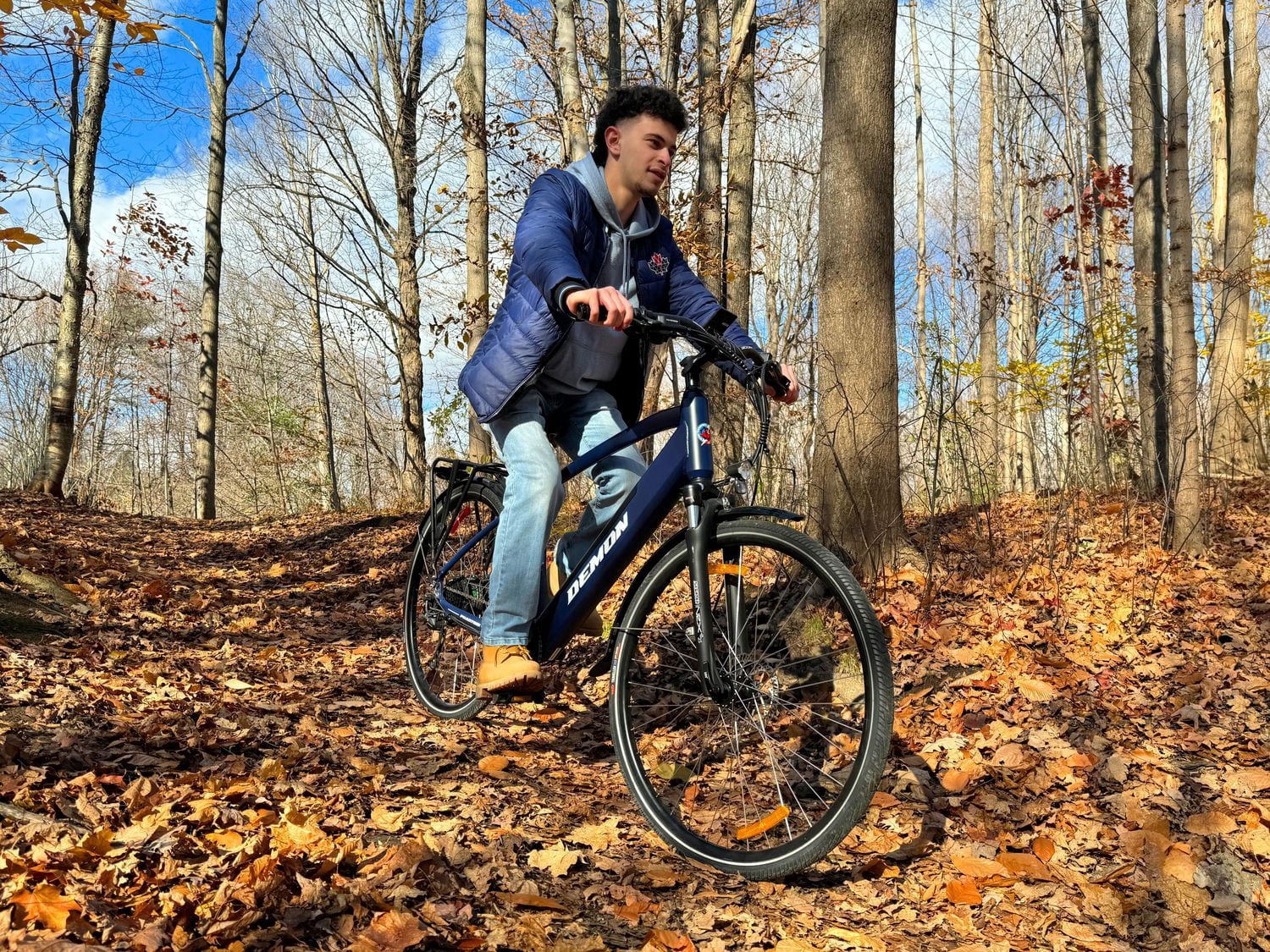 Demon Electric Vélo électrique de 27,5 pouces, moteur de 350 W, vélo électrique pour les adultes, 32 km/h, vélo électrique de ville Shimano 9 vitesses, Bleu marine