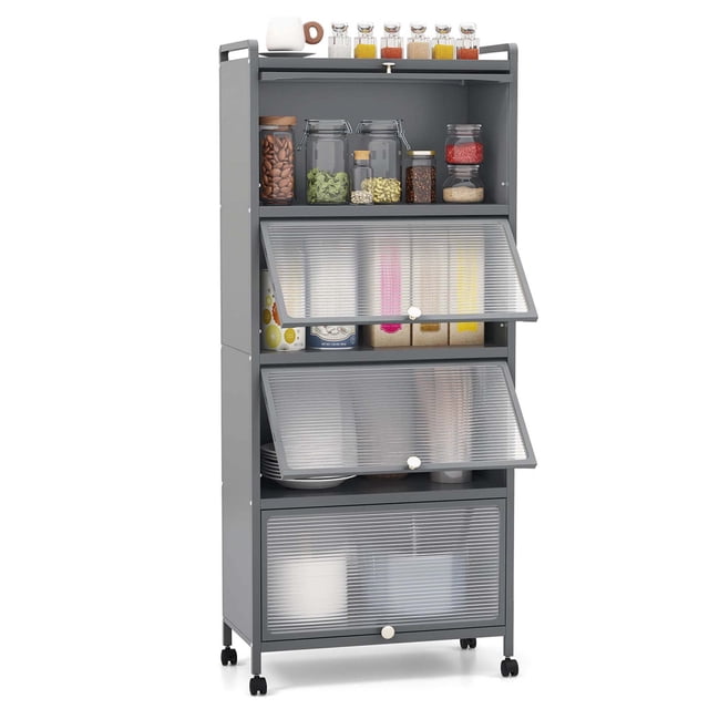 Costway Armoire de Rangement de Cuisine à 5 Niveaux Baker's Rack Mobile pour Micro-Ondes en Gris, avec Portes Semi-Translucides Relevables et un Cadre Métallique Robuste. l'Étagère Comprend Cinq Niveaux pour Organiser les Appareils de Cuisine, la Vaisselle et les Collations. Elle Est Équipée de Quatre Roulettes Universelles, Deux avec Freins, pour une Mobilité et une Stabilité Faciles. les Portes Relevables Peuvent Être Retroussées pour Économiser de l'Espace et Sont Fixées avec des Loquets Magnétiques. Fabriquée en Matériau PC Imperméable et Comprend des Trousses Anti-Basculement pour une Sécurité Accrue