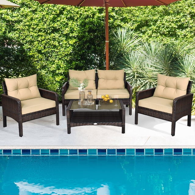 Gymax Ensemble de Conversation de Patio en Rotin 4 Pcs, Ensemble de Meubles d'Extérieur Rembourrés Comprenant un Causeuse, Deux sofas Simples et une table Basse avec Dessus en Verre Trempé. l'Ensemble Est Fait d'Acier durable et de Rotin PE Résistant aux Intempéries, Fini Brun Foncé, Complété par des Coussins Beiges avec Housses Amovibles à Fermeture Éclair. la table Basse Comprend une Tablette Inférieure pour un Rangement Supplémentaire. Idéal pour les patios, Jardins Ou au Bord de la Piscine, Cet Ensemble Offre une solution d'Assise Élégante et Confortable pour les Espaces Extérieurs.