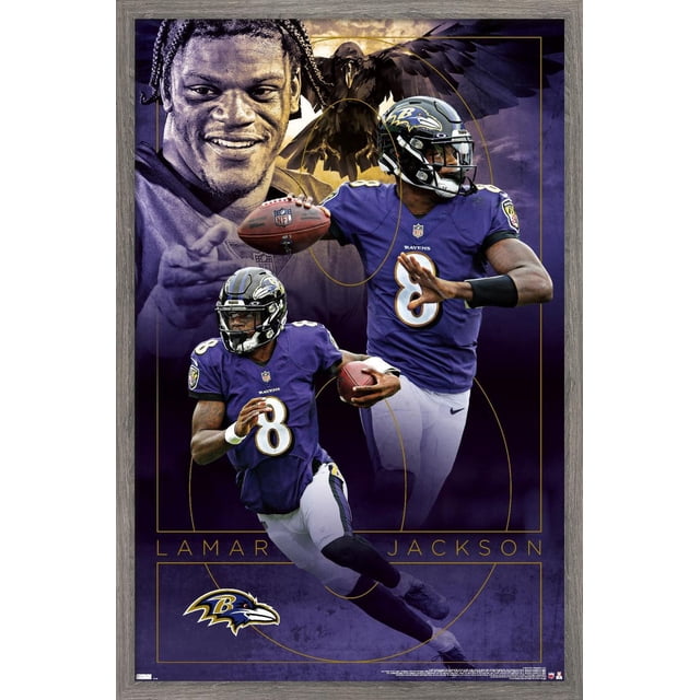 NFL Baltimore Ravens - Lamar Jackson 20 Affiche Murale, 22,375 Pouces x 34 Pouces Encadrée Mettant en Vedette Lamar Jackson en Chandail Violet des Ravens Numéro 8 en Deux poses d'Action, Lancer et Courir avec un Ballon de football, sur Fond Violet Foncé avec un Graphique de Corbeau et des Lignes Géométriques Dorées, Encadrée en Bois Gris. Utilisée Souvent comme Déco Murale de Salle de Fans Ou de Bureau.