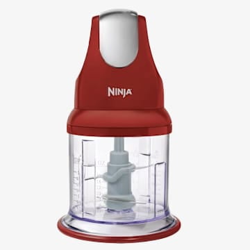 Ninja® Express Chop® Hachoir Alimentaire Rouge avec Contenant transparent et Capsule d'Alimentation Ergonomique. Doté de la Technologie de Lame Ninja pour Hacher, Émincer et Réduire en Purée des Ingrédients comme des Légumes, de l'Ail et des Herbes. Comprend un Pare-Éclaboussures Qui Fait Aussi Office de Couvercle de Rangement et une base Antidérapante pour la Stabilité. Pièces Détachables Sans BPA et Compatibles Lave-Vaisselle.