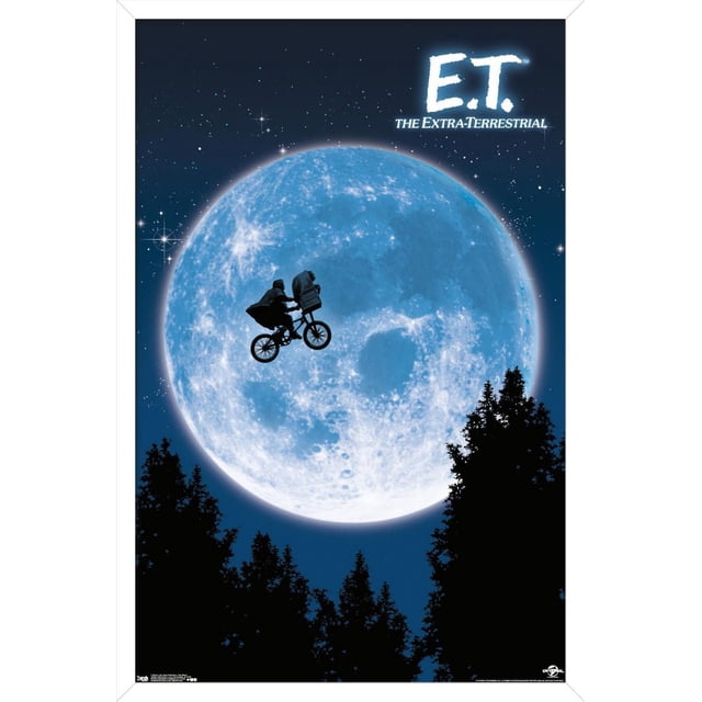 E.T. l'Affiche Murale d'Extraterrestre, 22,375 Pouces x 34 Pouces, Représente une silhouette d'Un Garçon Chevauchant une Bicyclette avec un Extraterrestre dans le Panier avant Volant à Travers une Grande Lune Bleue avec des Cratères Détaillés, Adossée à un Ciel Étoilé Sombre et des silhouettes d'Arbre Noires, Imprimée sur Papier Lustré, Convient à la Décoration Murale de Chambre Ou de Bureau.