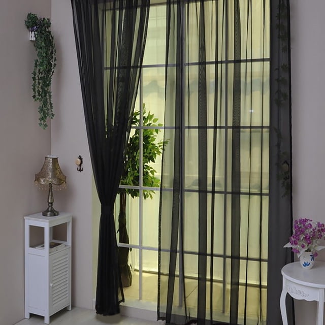 Rideau Transparent Porte Fenêtre Rideaux 1 Pcs Couleur Unie Tulle Porte Fenêtre Rideau Draperie Panneau voile Valances en Matériau voile Noir. le Rideau s'Affiche sur une Grande Fenêtre, Filtrant Doucement la Lumière du Jour Tout en Offrant de l'Intimité. le Cadre Comprend une table d'Appoint Blanche avec une Lampe Décorative et une Petite table Ronde avec un vase de Fleurs, Créant une Déco Maison Confortable et Moderne.