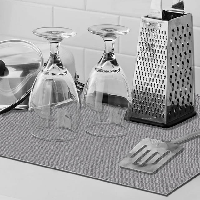 Fabstyles Tapis de Séchage pour Vaisselle en Microfibre Grise sur un Comptoir de Cuisine Tenant Deux Verres à Vin Transparents Inversés, une Râpe-Caissette en Acier Inoxydable, une Spatule en Métal et un Couvercle de Casserole en Verre, Doté d'Une surface Réversible et Absorbante Qui Protège les Articles de Cuisine Délicats pendant le Séchage et Favorise un Séchage Rapide.
