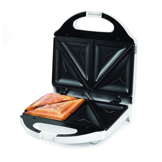 Salton Essentials Sandwich Grillé Gril à Sandwich avec Surface Antiadhésive en Blanc, Montré Ouvert avec un à l'Intérieur. Doté d'Une Surface de Cuisson Antiadhésive, de Poignées au Toucher Froid et d'Un design compact avec Capacité de Rangement Verticale. Comprend des Voyants « Power » Rouges et « Ready » Verts, et un Enrouleur de Cordon Pratique.