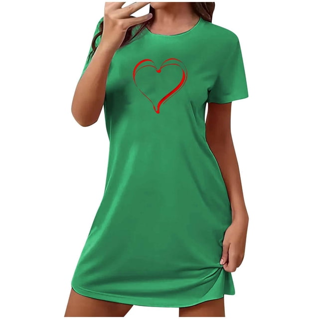 Cameland Chemises de Nuit pour Femmes Chemises de Nuit en Coton Robe de Nuit à Manches Courtes Pyjama Décontracté Tenue de Nuit Douce. une Chemise de Nuit Verte à Manches Courtes Présentant un Motif de Cœur Rouge sur la Poitrine, Fabriquée en Tissu de Coton Doux et Respirant. Conçue pour le Confort, Elle Est Idéale pour la Tenue de Nuit, la Détente Ou une Utilisation Décontractée à la Maison. Convient aux Peaux Sensibles et Parfaite pour des occasions comme la Saint-Valentin, les Anniversaires Ou les Fêtes Nuptiales.