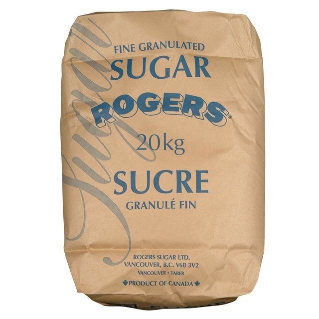 Rogers Sucre Fin Granulé dans un Sac en Papier de 20 kg. l'Emballage Présente un Texte Bleu avec un Étiquetage Bilingue, Incluant « Fin Granulé Sugar' » et « Sucre Granulé Fin. » Convient à la Cuisson de Biscuits et de Pains, Ce Sucre Polyvalent Est Idéal pour Diverses applications Culinaires. Dimensions : 4.00 x 15.00 x 19.00 Pouces (10.16 x 38.10 x 48.26 cm).