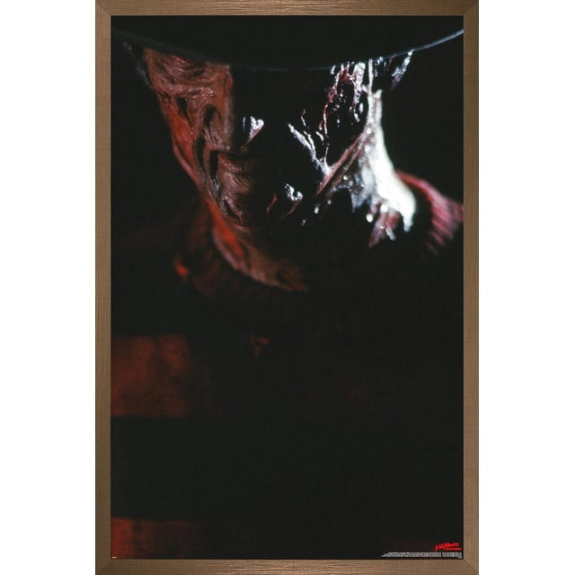 Un Cauchemar sur Elm Street - Affiche Murale Portrait de Freddy avec Cadre Magnétique, 22,375 Pouces x 34 Pouces Montrant une Vue avant Gros Plan du Visage Cicatrisé de Freddy Krueger sous une fedora Noire, Imprimée sur Papier d'Affiche Lustré avec un Cadre Magnétique en Bois Brun, art Mural Idéal pour la Déco de la Maison, les Résidences Étudiantes Ou les Fêtes à Thème.