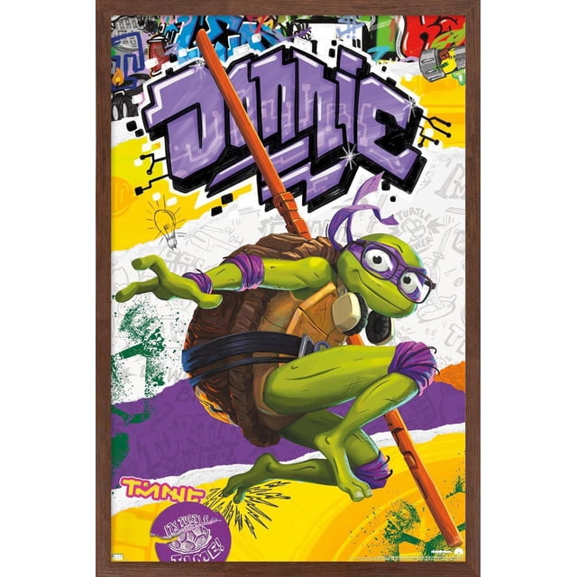 Les Tortues Ninja : Mutant Mayhem - Affiche Murale Donatello, 22,375 Po x 34 Po, Représentant Donatello en pose Accroupie Portant un Masque Violet et des Lunettes, Tenant un Bâton en Bois, sur un Fond de Style Graffiti Coloré avec Texte Audacieux « Donnie » Violet et accents Jaunes, Blancs et Verts, Imprimée sur Papier Lustré avec un Cadre en Bois Brun, Idéale pour la Décoration Murale de Chambre Ou de Bureau.