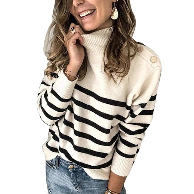 Chandail Tricoté à Rayures pour Femmes Chandail à Col Roulé à Manches Longues pour Dames Chandails en Tricot Épais Chandail en Tricot. le Chandail Présente un Col Roulé Haut, des Rayures Horizontales Noires et beige, et des Boutons Décoratifs sur l'Épaule. Fabriqué à Partir de 100 % Acrylique, Il Coupe Ample et Manches Longues, Convient au Port Décontracté, au Travail Ou au Quotidien en Automne et en Hiver. Style avec des jeans pour un Style Décontracté.