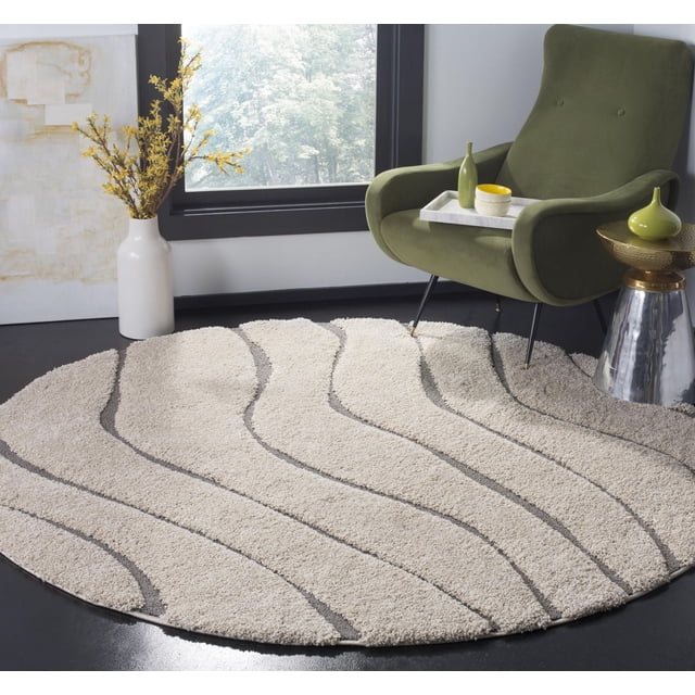 Safavieh Florida Tabitha Tapis Shag à Vagues Géométriques, Bleu Pâle / Bleu, 5 Pieds3 Pouces X 7 Pieds6 Pouces, un Tapis Shag Rond en Peluche avec Poil Haut-Bas Sculpté Créant des Motifs Géométriques Façon Vague en Crème et Bleu Pâle, Placé sur un Plancher Sombre à Côté d'Un Fauteuil Vert olive et d'Une table d'Appoint Métallique dans une Pièce Moderne, Idéal pour Ajouter Douceur et texture aux Espaces d'Accent.