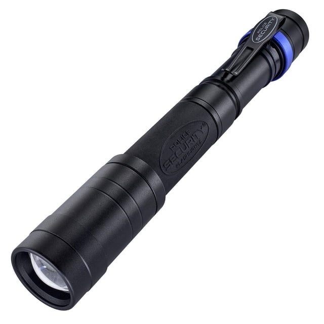 Police Security Sleuth 2.0 Flashlight Vue Inclinée Montrant une Flashlight Cylindrique Noire avec Prise Caoutchoutée et logo Police Security Embossé, Présentant un Anneau Bleu Près du Capuchon de Queue et une Pince, Offrant 350 lumens avec Mise au Point par Glissement pour des Taches Ou des Faisceaux d'Inondation, Idéal pour le camping et les Activités de Plein Air.