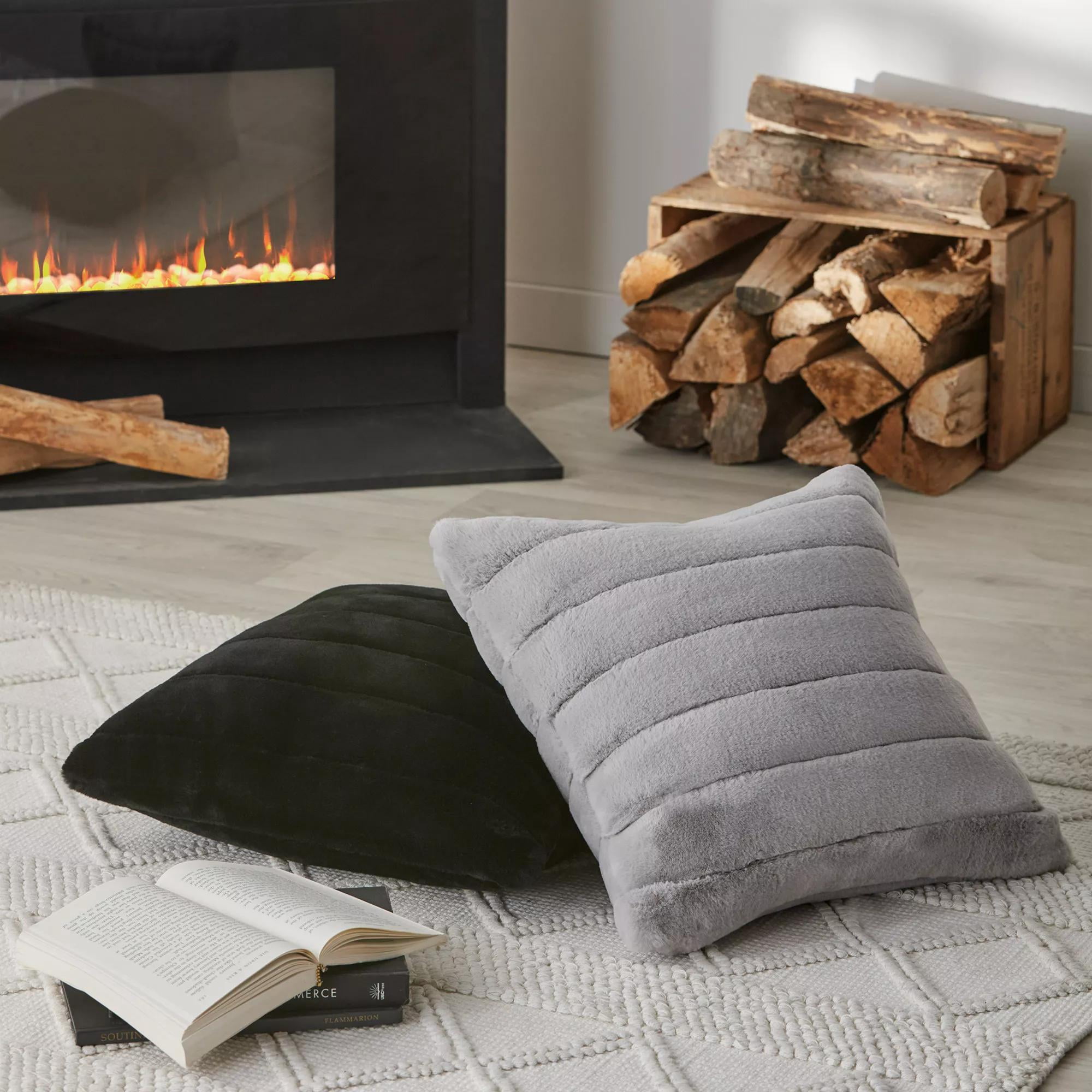 Coussin décoratif Bouclair en fausse fourrure noire Cougar