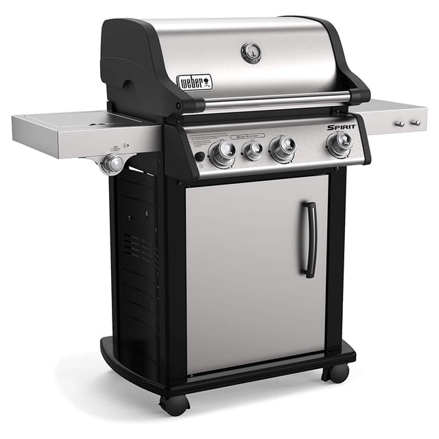 Weber Spirit SP-335 Barbecue au Propane de 53000 BTU avec un design Élégant en Acier Inoxydable et des accents Noirs. Ce Gril au Gaz Comprend Trois Brûleurs Principaux, une station de Saisie pour la Cuisson à Haute Température, un Brûleur Latéral pour sauces et une Grille Chauffante pour Petits Pains. l'Armoire avant Offre du Rangement, et le Gril Est Monté sur Quatre Roues Pivotantes pour la Mobilité.