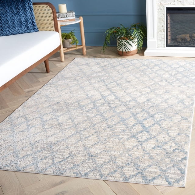 SAFAVIEH Lagoon Tapis à Motif Treillis Cenric Usé Présentant un Doux Motif de Treillis Géométrique Bleu et beige avec une texture Subtile Usée, Fils Synthétiques Tissés Mécaniquement en Velours Peluche, Placé sur un Plancher de Chevrons en Bois Clair dans un Salon avec un sofa Blanc, Coussin Bleu, table d'Appoint en Bois avec des Plantes et Foyer en Pierre Blanche, Souvent Utilisé pour Rehausser la Déco Moderne de la Maison.