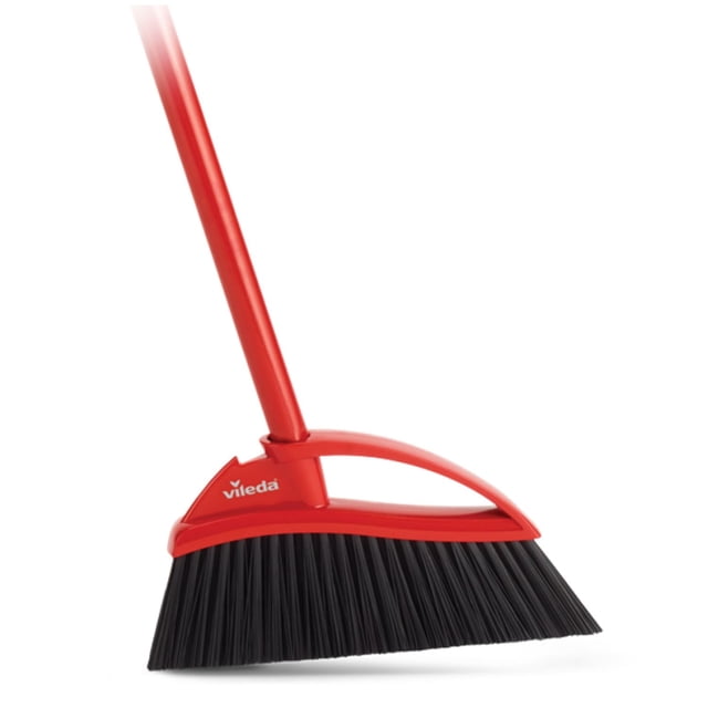 Vileda Oskar Balai d'Extérieur avec Poils Noirs Inclinés et Manche en Acier Rouge de 51 Pouces, Conçu pour le Balayage Extérieur Robuste des patios, Trottoirs et Entrées, avec des Poils en Plastique Recyclé Durables Qui Résistent à la Flexion et une Prise en Mousse Confortable.
