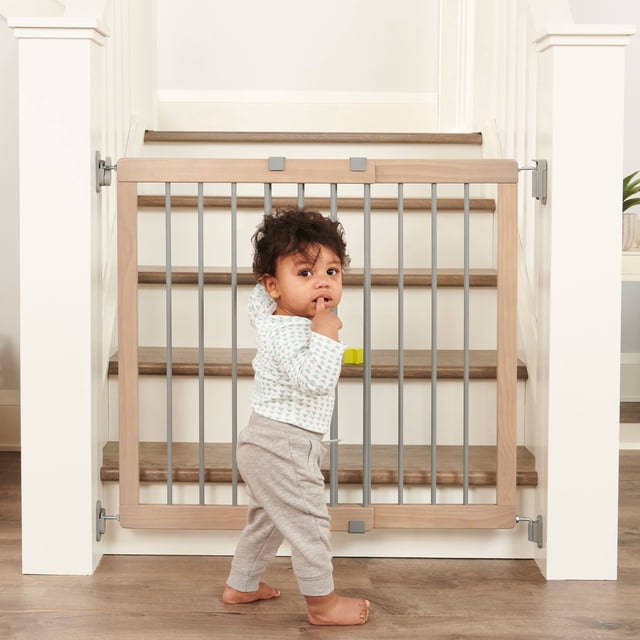 Regalo Wooden Stairway Gate