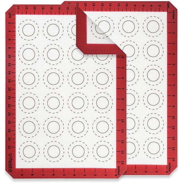 U-Taste Tapis de Cuisson en Silicone Résistant à la Chaleur pour Macarons, Feuille de Cuisson Réutilisable Antiadhésive avec Cercle de Mesure pour Four (Taille Demi-Feuilles, Lot de 2, Rouge)