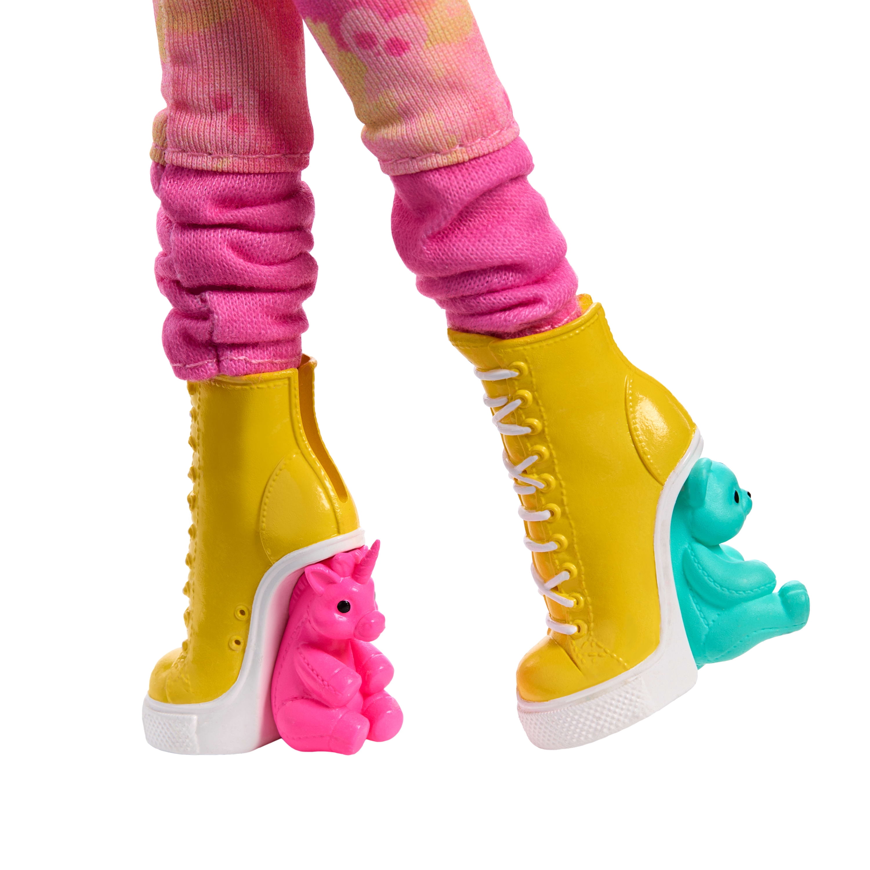 Monster High Enid Sinclair Poupée à collectionner dans une tenue rose avec béret et sac à dos, socle pour poupée