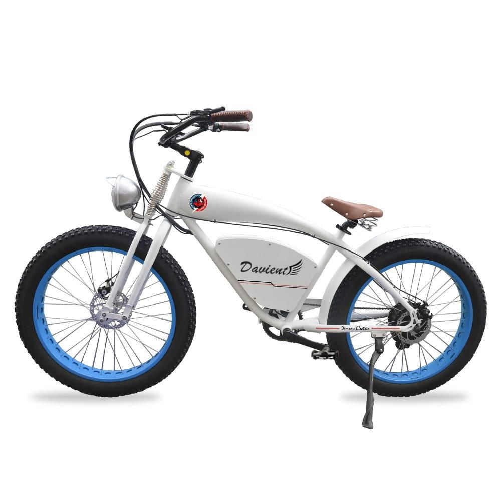 Vélo électrique Demon Electric Davient 500W de style croiseur rétro à pneus gras de 26 po, autonomie de batterie de 40-55 km (16,75 Ah), freins hydrauliques TEKTRO, 7 vitesses SHIMANO - Blanc, jantes