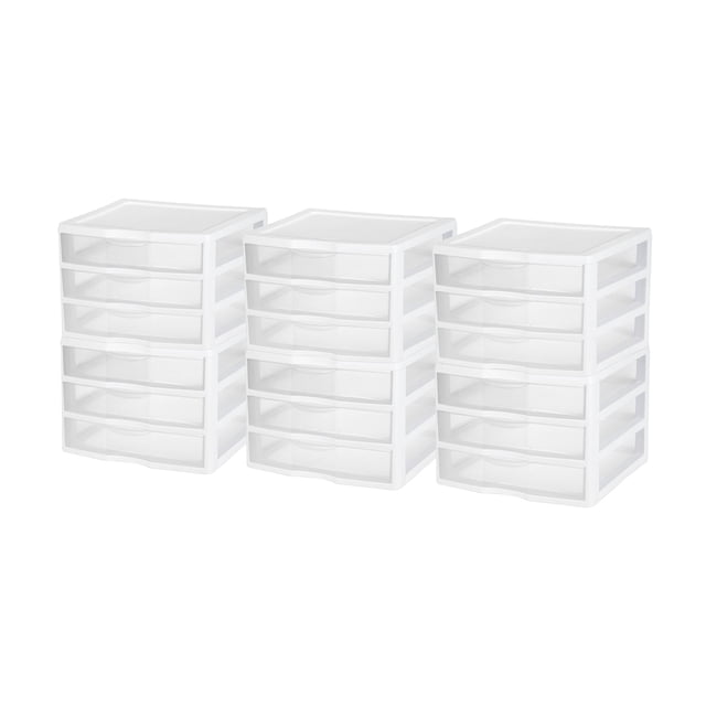 Sterilite Petit Système de Rangement Empilable en Plastique Transparent à 3 Tiroirs, (Lot de 6) avec six Unités Modulaires Comprenant des Cadres Blancs et des Tiroirs Transparents pour une Visibilité Facile. Chaque Unité Comprend Trois Tiroirs avec Poignées Ergonomiques et Butées de Tiroir pour une Utilisation Sécurisée. Parfait pour Organiser les Fournitures d'Artisanat, les Articles de Bureau Ou les Essentiels de Dortoir. Conception Empilable Maximise l'Espace de Rangement. Dimensions : 14,6 x 14,5 x 10,6 Pouces par Unité.