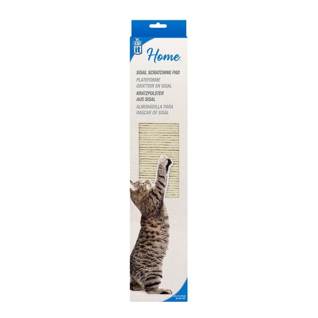 Catit Tapis à Griffer pour Chat en Sisal pour la Maison, Emballage Montrant une Grande surface Rectangulaire en Fibre de Sisal Naturelle Mesurant 10,5 x 1,5 x 48 cm, avec un Chat Tigré s'Étirant pour Griffer, Conçu pour Protéger les Meubles et Offrir un Grattoir pour Chat durable.
