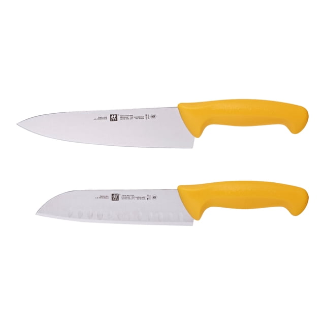 ZWILLING TWIN Master Ensemble de 2 Couteaux, Incluant un Couteau de chef de 8 Pouces et un Couteau Santoku de 7 Pouces, Fabriqué avec des Lames en Acier Inoxydable à Haute Teneur en Carbone Estampées avec Précision et des Poignées Ergonomiques Jaunes Antidérapantes. Idéal pour les Cuisines Professionnelles, le Couteau Santoku Présente un Bord en Granton pour Empêcher les Aliments de Coller, pendant Que le Couteau de chef Excellait à Hacher, Trancher et Couper en dés. Approuvé par la FDA et la NSF, Va au Lave-Vaisselle et Fabriqué en Espagne
