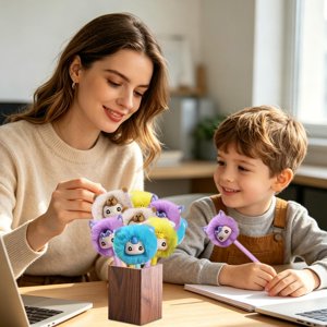 Vacemry SchoolStarting Stylos de gel en peluche de saison, 4pc Adolescents papeterie mignons stylos à poupée cartoon, 0.5mm Stylos d'écriture d'encre noire pour classe OfficeSchoolSupplies Décor de bureau