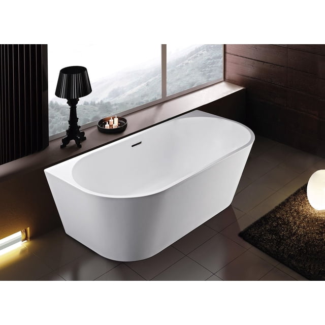 A&E Bath et Douche RIALTO Baignoire avec un Corps en Acrylique Blanc Pur et des Bords Arrondis, Dotée d'Un drain Intégré et d'Un Fond Texturé pour la Sécurité. la Baignoire Autoportante Est Présentée dans une Salle de Bain Moderne Près d'Une Grande Fenêtre avec une Lampe Noire et un Plateau à Bougies, Incluant des Pieds de Nivellement et un Dossier Confortable, Idéale pour la Rénovation de la Salle de Bain.