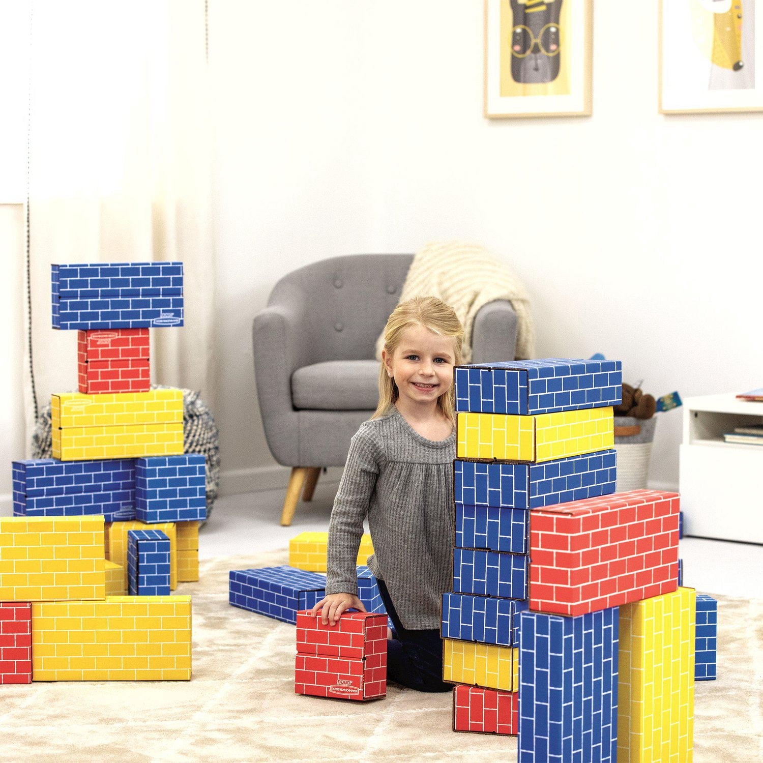 Boîte de construction en carton Bankers Box at Play. Comprend 40 blocs de 2 tailles différentes et 3 couleurs. À partir de 3 ans.