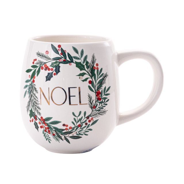 Holiday Time Tasse en Céramique avec Autocollant, 14,5 oz, 1 Pce, Tasse en Grès Blanche à Forme Arrondie et Grande Poignée, Décorée d'Une Couronne des Fêtes Verte et Rouge avec des Feuilles et des Baies Autour du Mot « Noel » en Lettrage Or et Noir, Va au Lave-Vaisselle et au Micro-Ondes, Idéale pour Servir des Boissons Chaudes des Fêtes.