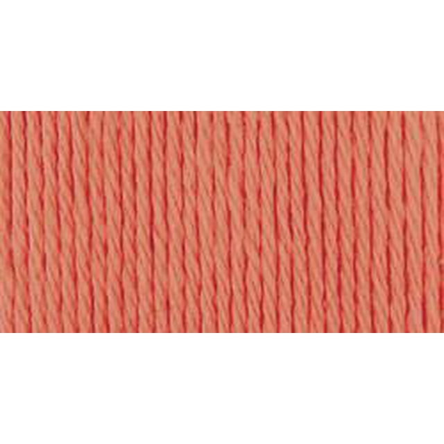 Bernat® Fil Artisanal®, Coton #4 Moyen, 1,75 Oz/50 g, 80 Verges Gros Plan Orienté vers l'Avant d'Une Pelote de 50 g de Fil 100 % Coton Plié avec Brins Blessés Visibles et Étiquette Bernat; Coton worsted (#4) de Poids Moyen pour Tricot et crochet, Décoration de Maison et de Cuisine comme Lavettes, Maniques et afghans, Souvent Utilisé comme option Compacte pour de Petits Projets d'Artisanat Ou de Jouets.