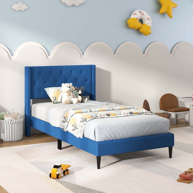 Costway Lit Plateforme Rembourré Format Simple avec Tête de Lit Ailée Capitonnée à Boutons en Bleu, Idéal pour les Installations de Meubles de Chambre. le Lit Présente une Tête de Lit en Tissu de Lin Capitonné à Boutons pour le Confort et l'Élégance. Sa Conception de Plateforme Comprend des Longerons Latéraux Surélevés pour Sécuriser le Matelas et Offre 6 Pouces d'Espace de Rangement sous le Lit pour Chaussures Ou Boîtes. Soutenu par des Pieds en Bois Massif et des Lattes Épaisses, le Cadre de Lit Assure la Stabilité et Élimine le Besoin d'Un Sommier, le Rendant Adapté
