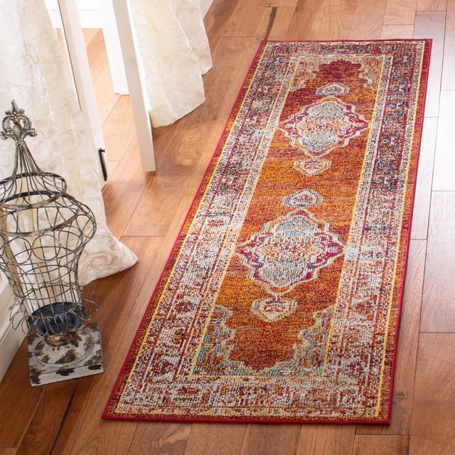 Safavieh Crystal Miranda Tapis Coureur Traditionnel pour Aire avec pile Synthétique à Coupe Près du Corps, Présentant des Médaillons Floraux Complexes dans des Tons Rouges, orange et Bleus Chauds, Tissé Mécaniquement pour la Durabilité, Placé sur Plancher de Bois Franc à Côté de Rideaux à Motif Crème et une Forme de Robe en Fil Décoratif, Convient aux Aires de Vie Ou de Salle à Manger Transitionnelles et Est Souvent Utilisé comme accent de Couloir.