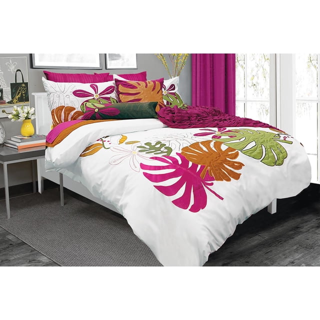 Ensemble de Housse de Couette Blanche TROPICAL BREEZE Grand Lit Comprenant une Housse de Couette Blanche avec de Grandes Feuilles Appliquées et des motifs Floraux Brodés aux Couleurs Vibrantes comme le lime, la Papaye, l'Ananas, la Goyave et le fruit du dragon. Comprend une Housse de Couette 90x92 Pouces et Deux Taies d'Oreiller 21x28 Pouces. Fait de 100 % Coton avec un Nombre de Fils de 220, Exposé sur un Lit dans une Chambre Moderne au Décor Éclatant.