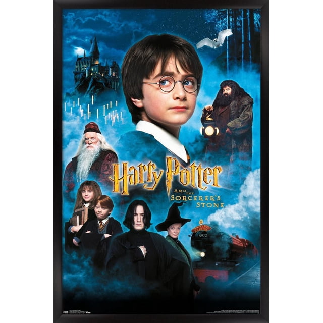 Harry Potter and the Sorcerer's Stone - Candles Affiche Murale d'Une Feuille, 22,375 Po x 34 Po Présentant un collage de Personnages Principaux Orienté vers l'Avant avec le Château de Poudlard en Arrière-Plan, des Bougies Flottantes, un Hibou Blanc en Vol et le train Express de Poudlard Émettant de la Vapeur, sur un Ciel Nocturne Bleu Brumeux, Idéal pour Décorer des Chambres, des Bureaux Ou des Dortoirs.
