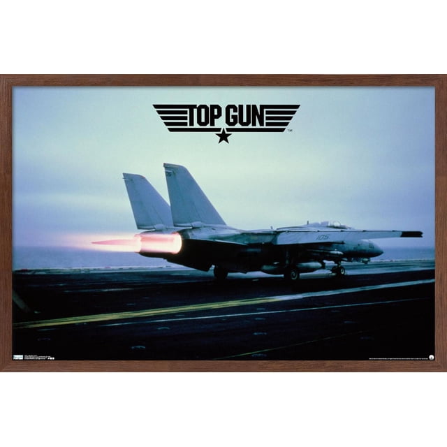 Affiche Murale d'Un Avion Maverick Top Gun, 22,375 Po x 34 Po Montrant une Vue Latérale d'Un Avion de Chasse Militaire avec Pistolets Allumés sur un Pont de Porte-Aéronef sous un Ciel Nuageux, avec le logo Top Gun au-Dessus, Imprimé sur Papier Lustré pour des Couleurs Vibrantes, Convient à l'Encadrement Ou au Montage Mural dans la Déco de la Maison Ou du Bureau.